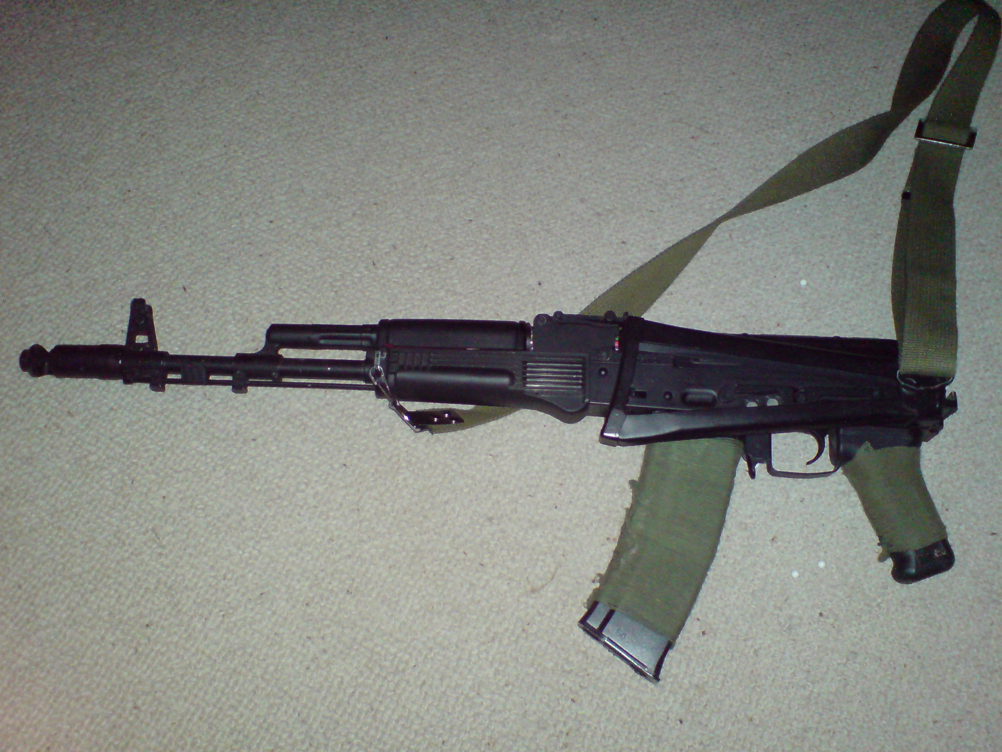 AK-74N se sklopenou pažbou